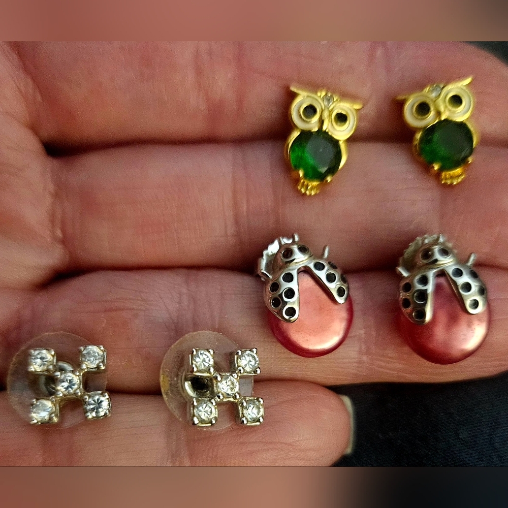 3 pairs of stud earrings